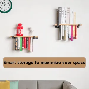 An der Wand montierte schwebende Holzregale mit Büchern im modernen Wohnzimmer.