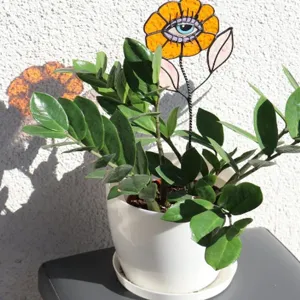 Kreativer Blumenstecker mit Auge Dekostecker aus Metall in weißem Blumentopf
