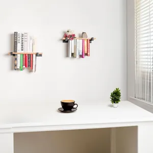 Moderne schwebende Holzregale an einer weißen Wand in einem minimalistischen Arbeitszimmer
