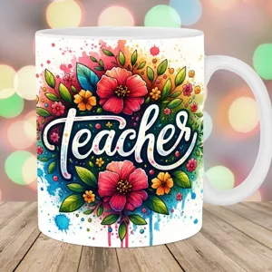 Weiße Keramiktasse mit floralem 'Teacher'-Design auf einem Holztisch