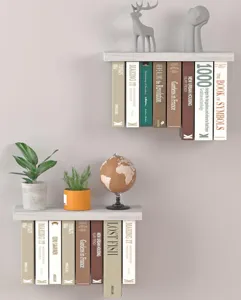 Detailaufnahme der schwebenden Holzregale im minimalistischen Design mit Buchaufhängung
