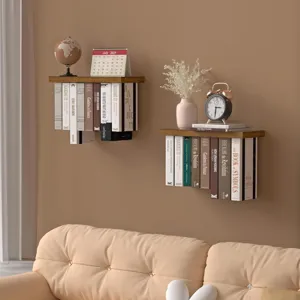 Moderne schwebende Holz-Bücherregale an der Wand zeigen versteckte Details