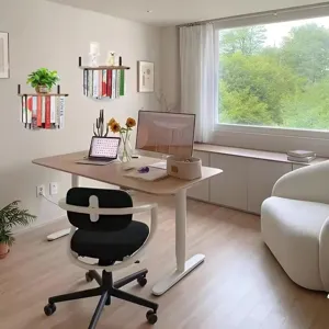 Stilvolles 2-in-1 schwimmendes Bücherregal aus Holz in einem hellen Heimbüro montiert
