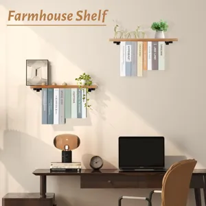 Detailansicht von wandmontierten Holzregalen mit Büchern und stilvoller Wohndeko