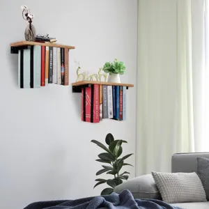 Moderne schwebende Holzregale an der Wand mit Büchern und Deko im Arbeitszimmer