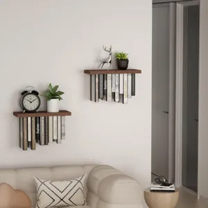 Detailansicht von schwebenden 2-in-1-Holzwandregalen in einem modernen Wohnzimmer