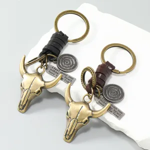 Detailansicht eines Vintage-Stierschädel-Schlüsselanhängers mit geflochtenem Lederband im Western-Stil