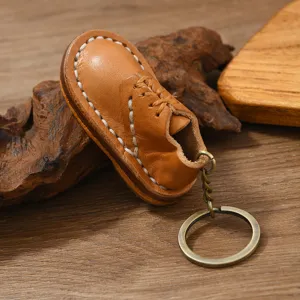 Vue détaillée d'un porte-clés en forme de mini chaussure en cuir marron fait à la main