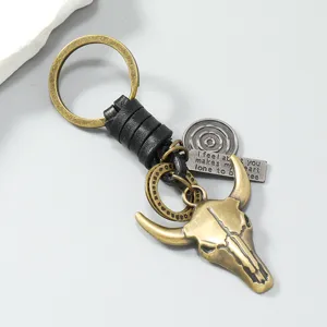Detaillierte Makroansicht des Vintage-Metall-Schlüsselanhängers mit Bullenkopf und Leder