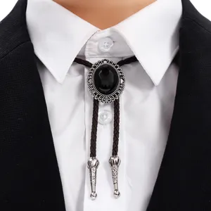 Detailansicht einer Vintage-Bolo-Krawatte mit ovalem schwarzem Edelstein und Kordel