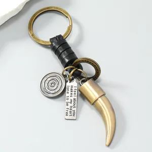 Vue détaillée d'un porte-clés vintage avec pendentif en forme de dent d'animal