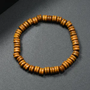 Vista detallada que muestra la textura de una pulsera de madera vintage con cuentas
