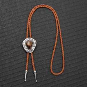 Detailansicht einer Vintage Bolo Tie aus Leder mit Tigerauge-Stein-Schieber.