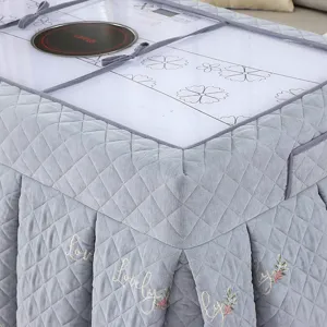 Verdickter Plüsch rechteckige Kotatsu Tischabdeckung mit Heizloch und süßen Stickereidetails.