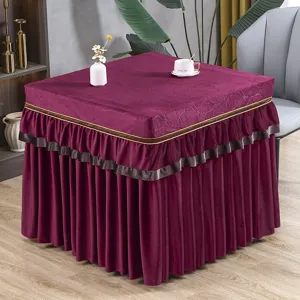 Elegante dunkelrote Stoff-Mahjong-Tischdecke mit Faltenrock und Goldrand Heimdeko