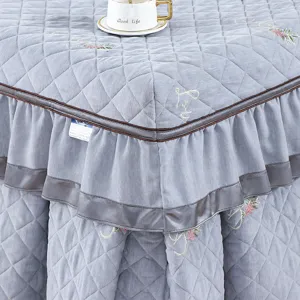 Verdichtete Samt Winter Heiztisch Abdeckung Detail, gestepptes Design mit Rüschen.