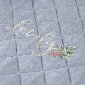 Nahaufnahme der Detailansicht von verdickter Fleece-Heiztischabdeckung mit Stickerei.