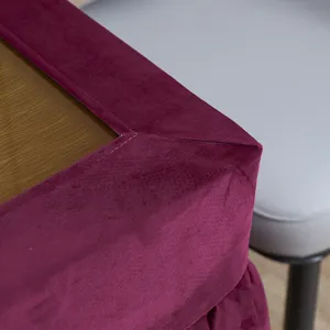 Weinroter Samt Tischdecken Detail zeigt feine Nähte und weiche Textur für Dekoration.