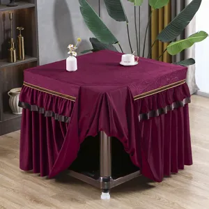 Dunkelrote Stofftischdecke mit Rüschen, elegante Staubschutzhülle für quadratische Tische.