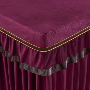 Bordeauxfarbene geprägte Stoffabdeckung mit Rüschenrock und brauner Kante für den Tisch.