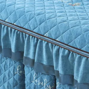 Verdichteter Samt Heizdecke Detail, gestepptes Muster und eleganter Rüschenrock-Entwurf.