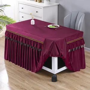Weinrote Stoff Tischabdeckung Detailansicht, elegante Rüschenkante, Heimtextilien.