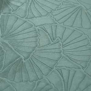 Grüne Tischdecke Detail mit Prägung, elegantes Ginkgoblatt Muster für den Haushalt.