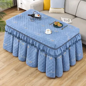 Detailaufnahme der verdickten Samt gesteppten rechteckigen Tischabdeckung im Wohnzimmer.