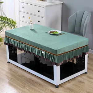 Detailansicht der eleganten grünen Stoff-Couchtischabdeckung mit gerüßtem braunem Rand.