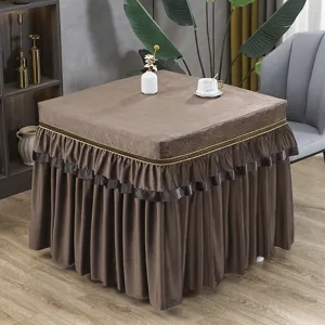 Braune Stofftischdecke mit Rüschen und Goldrand für quadratische Heimtische Dekoration.