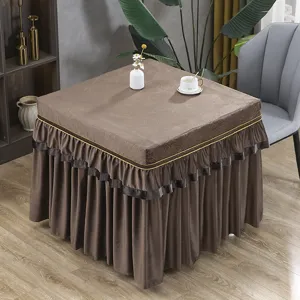 Braune tischdecke tischabdeckung aus stoff mit elegantem plissee rüschenrock für die heimdekoration.