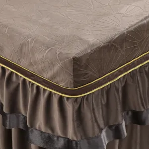 Braune Stofftischdecke mit Ginkgoblatt-Prägung, Goldpaspelierung und Rüschenkanten-Design.