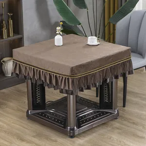 Braune gesteppte Stofftischdecke fuer Elektroheiztisch, elegante Rueschen und goldene Borduere.