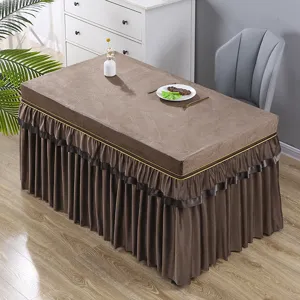 Braune Stofftischabdeckung Detail mit elegantem Rüschenrock-Design und strukturierter Oberfläche.