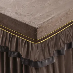 Braune gepresste Stoff-Couchtischabdeckung mit eleganten Rüschen und goldenem Rand zu Hause.