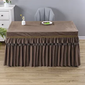 Nahaufnahme der kaffeebraunen Stofftischdecke mit elegantem doppelten Rüschenrand.