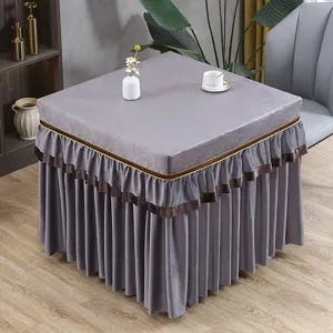 Detailansicht der eleganten grauen Stofftischdecke mit Rüschen für die perfekte Heimdekoration.