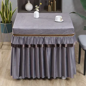 Graue Stoff Tischdecke Elektroherd Abdeckung mit elegantem gepraegtem Muster und Volant.