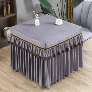 Detailansicht der eleganten grauen Samttischabdeckung mit mehrschichtigen Rüschen.