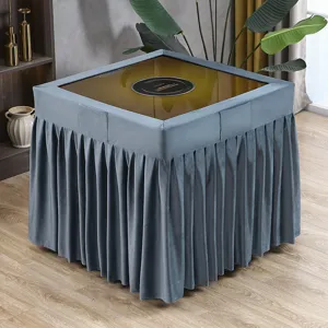 Graue Samttischabdeckung Detail mit weicher Textur und elegantem plissiertem Rockdesign.