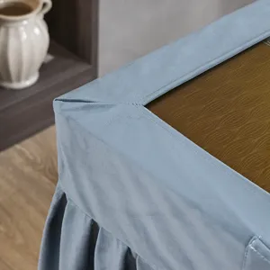 Blauer Samt Tischabdeckung Detailaufnahme, elegantes Drapierungsdesign, Möbelschutz.