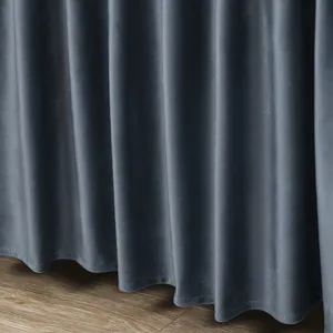 Blauer Samt Tischdecken Stoff Detailansicht mit weichem Fall und feiner Saumnaht.