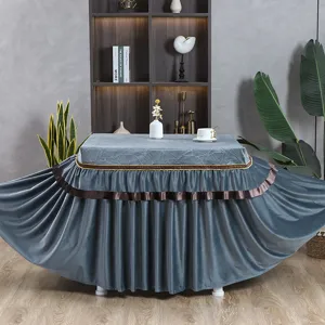 Graue Samt-Tischabdeckung Detail zeigt weiche Stofftextur und elegantes Rüschendesign.