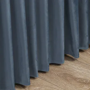 Detailaufnahme einer dunkelblauen Samt-Tischtuch-Stofftextur mit sanftem Fall und weicher Haptik.