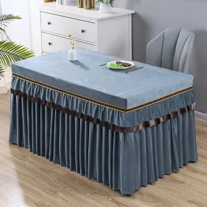 Graue Stoff Tischdecke Staubschutz mit rüschen und goldenem Rand für den Esstisch.