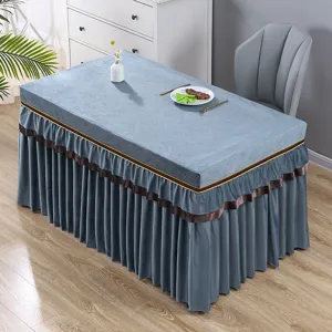 Detailansicht der eleganten graublauen Stofftischdecke mit stilvollem Faltenrock und Borte.
