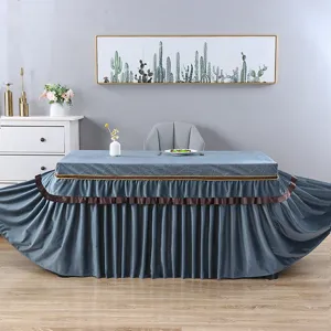 Detailaufnahme der Stofftischdecke mit elegantem Rüschendesign und weicher Textur für Zuhause.