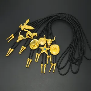Verschiedene Vintage-Western-Bolo-Krawatten mit goldenen Metallanhängern und Lederseil