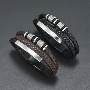 Detailaufnahme von mehrlagigem Herren-Lederarmband mit silberfarbener Metallplatte
