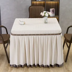 Gesteppte quadratische Tischabdeckung für Heiztisch mit elegantem Plissee-Rock.